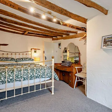 2 Bed In 94582 Holiday home